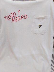Camiseta_autentica_rojo_y_negro